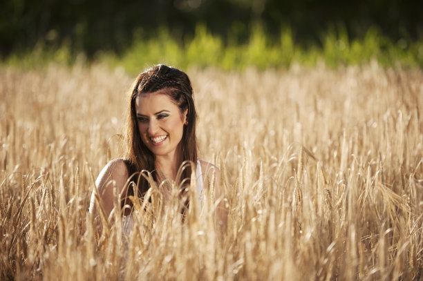 麦田里的年轻女子图片下载