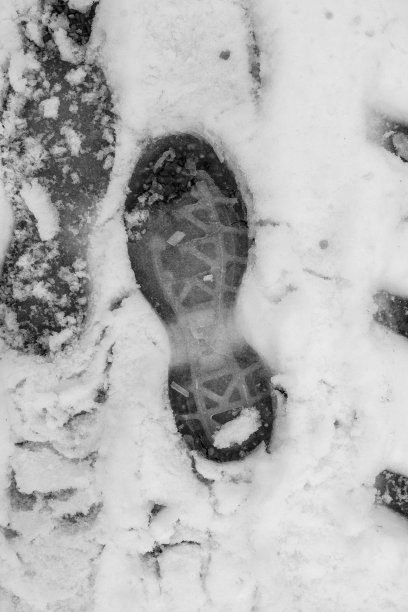 雪地上的鞋印图片下载