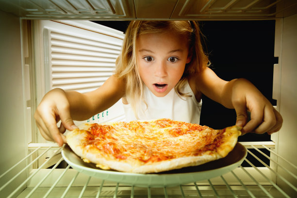 女孩在冰箱里发现了披萨图片下载
