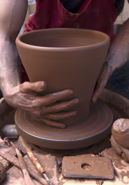 陶工用粘土做罐子图片下载