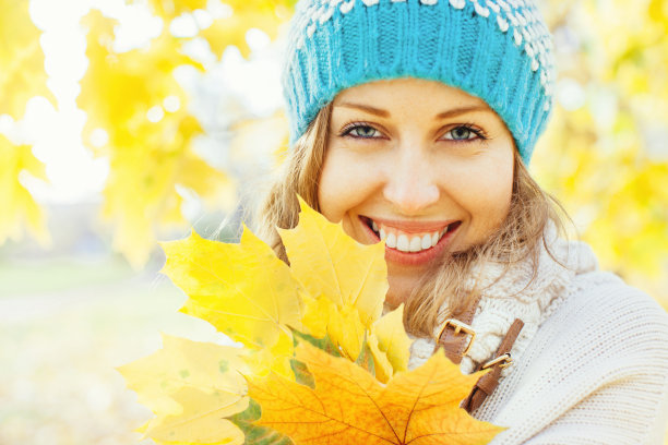 幸福美丽的女人在秋天的公园图片下载