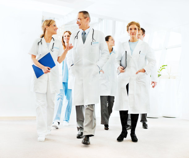 一群成功的医生在谈话。图片下载