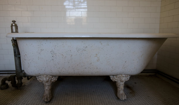 废弃房子里的老式浴缸图片下载