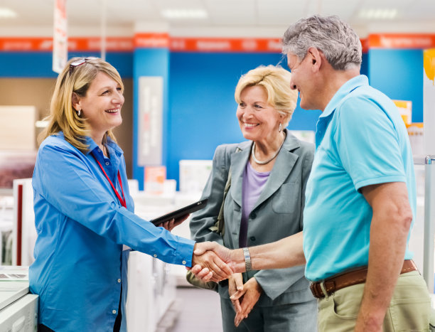 老年夫妇在家电商店购物图片下载