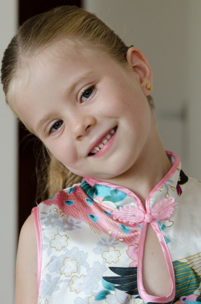 可爱的金发女孩，穿着中式服装图片下载