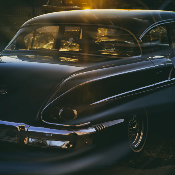 开古董车的女人图片下载