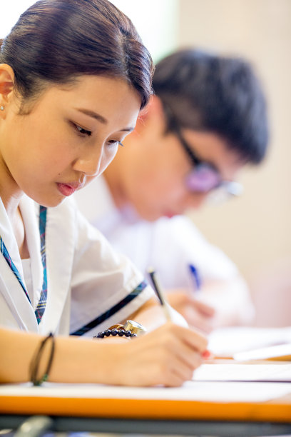 参加学校考试的学生素材图片