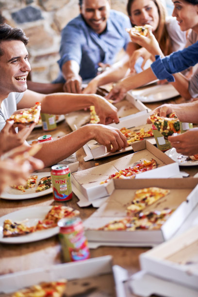 与美食和好朋友度过美好时光图片下载