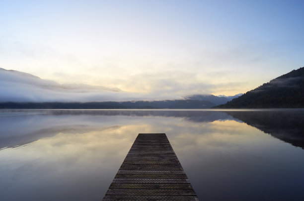 位于新西兰南岛的卡尼埃湖图片下载