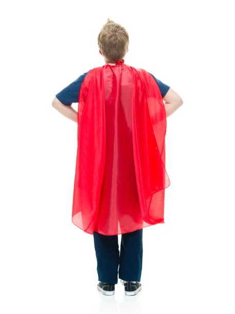 小男孩表现得像超级英雄图片下载