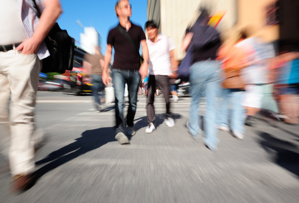 人们过马路，运动和缩放模糊图片下载