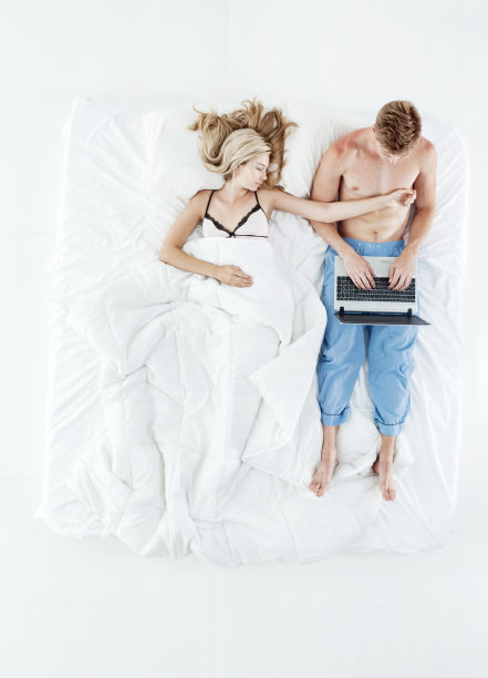 男人在电脑上工作，女人在睡觉图片下载