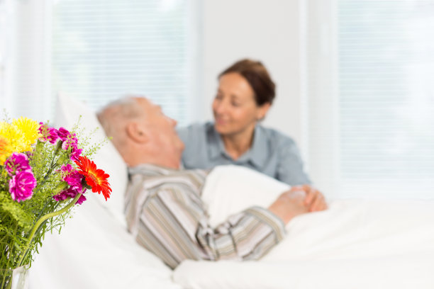 老人躺在病床上图片下载