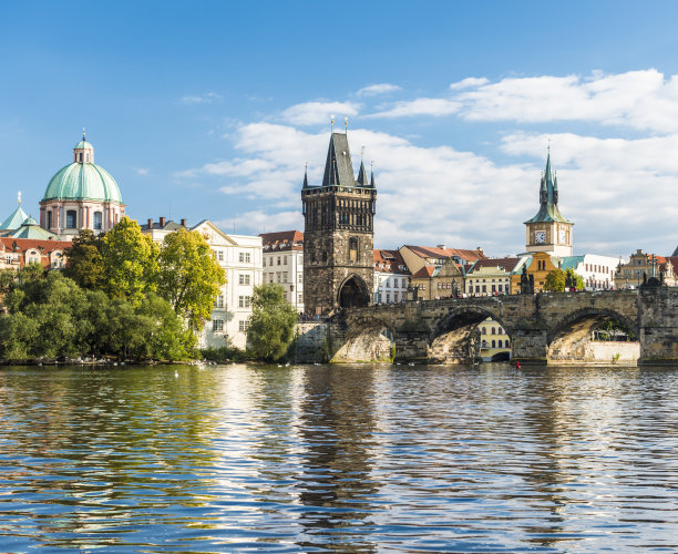 捷克共和国布拉格市和查理大桥素材图片