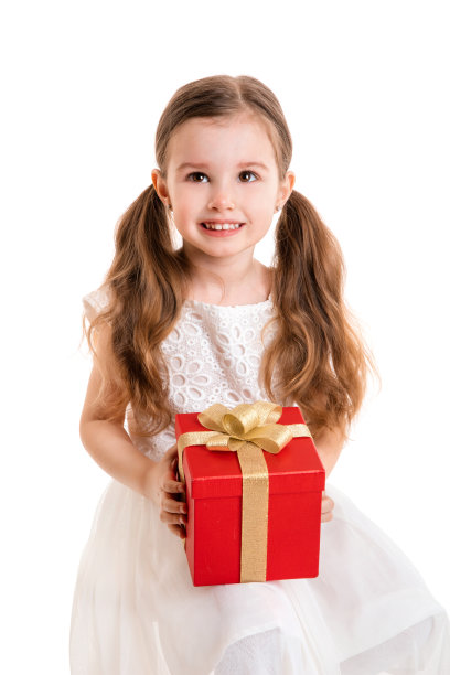 带着礼物的小女孩(在白色背景上孤立，孤立)图片下载
