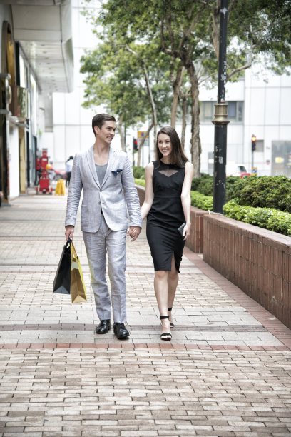 聪明的年轻夫妇在散步图片下载