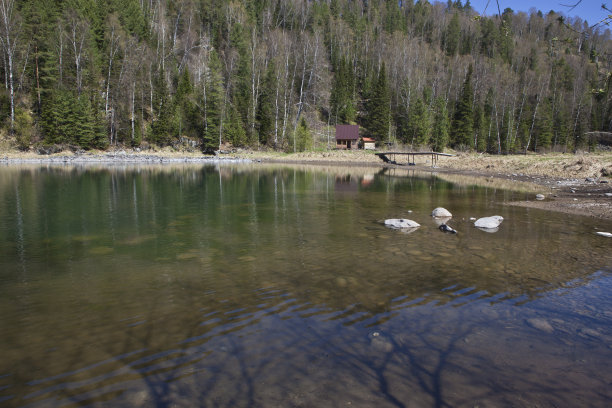 阿勒泰的山区湖泊图片下载