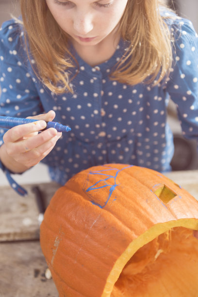 小女孩做万圣节南瓜的偷拍照片图片下载