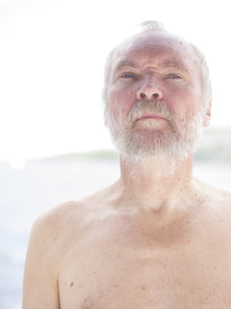 航行中赤裸的人的肖像图片下载