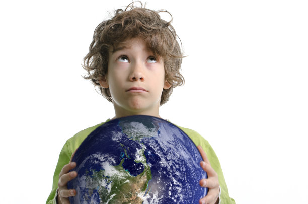 男孩把地球捧在手里，眼睛往上看图片下载