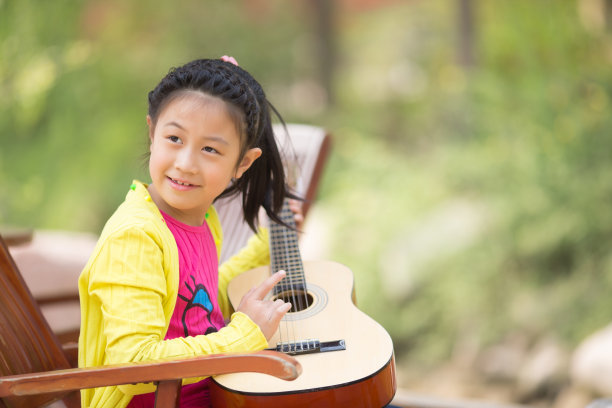 那个小女孩在外面弹吉他图片下载