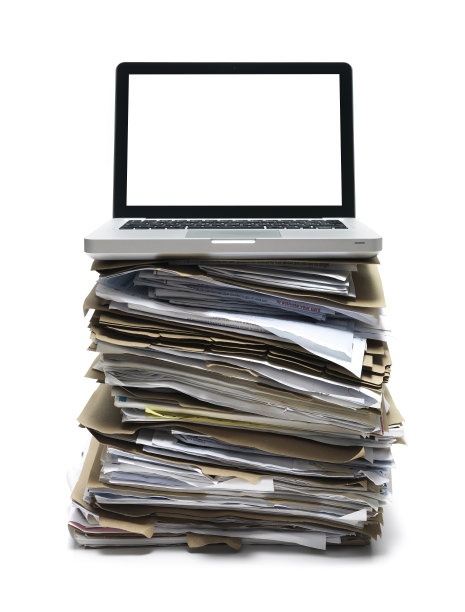 笔记本电脑放在一堆文件上图片下载