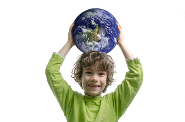 男孩把地球举过头顶微笑着图片下载