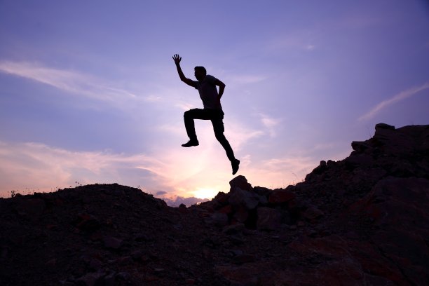 夕阳下跳跃的人图片下载