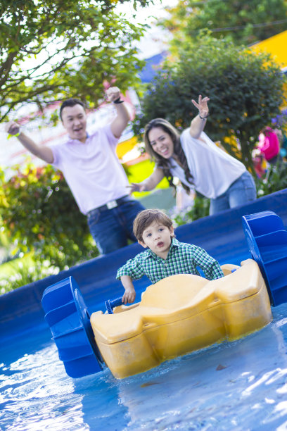 快乐的家庭玩得开心图片下载