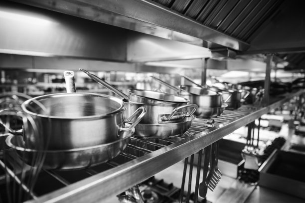 工业厨房-架子上的锅和工具图片下载
