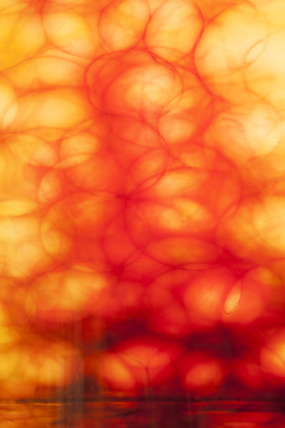 瓶中红色降色，配圆形水珠。图片下载