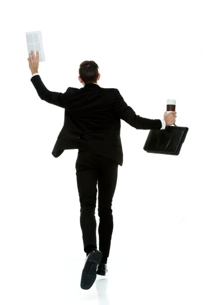 拿着文件和咖啡杯的生意人图片下载