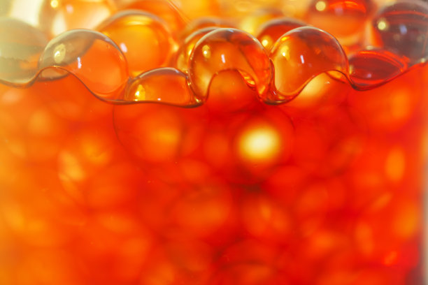 瓶中红色降色，配圆形水珠。图片下载