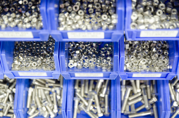 列蓝色塑料储存箱包含螺丝，螺栓和螺母。图片下载