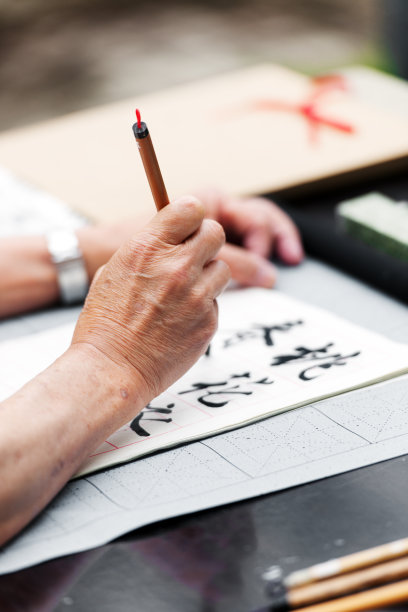 资深亚洲人做书法图片下载