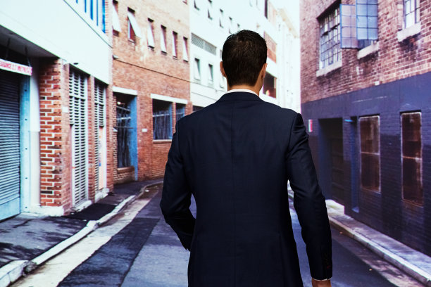 商人行走的后视图图片下载