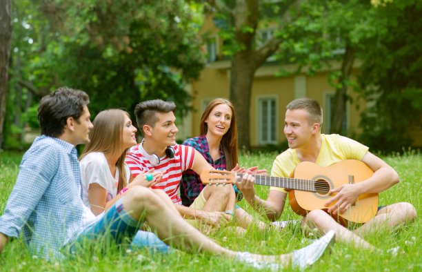 一群玩音乐的朋友图片下载