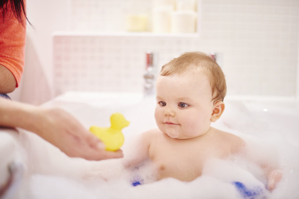 小男孩在玩他的橡皮鸭图片下载