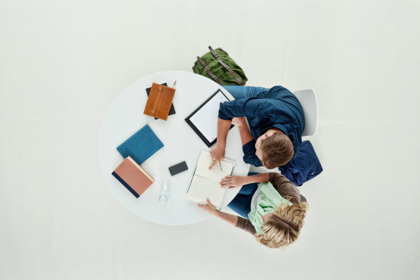 上图是两个学生在一起学习图片下载