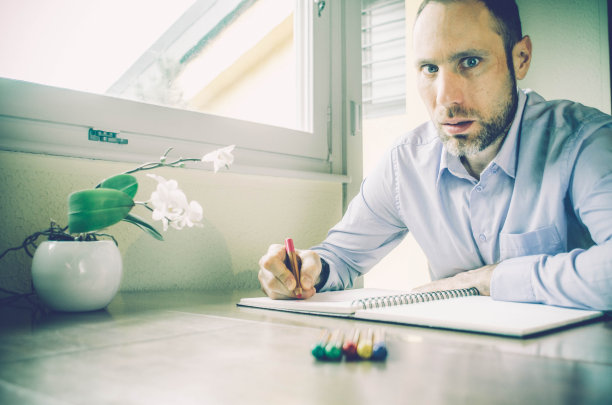 成人涂色书-年轻人在家里放松图片下载