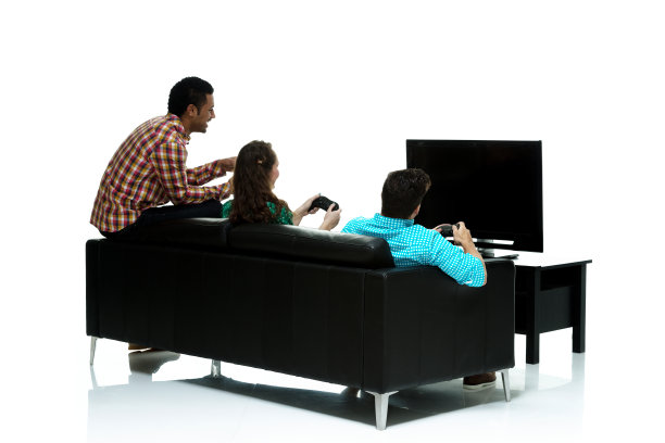 人们坐在和玩视频游戏的后视图图片下载