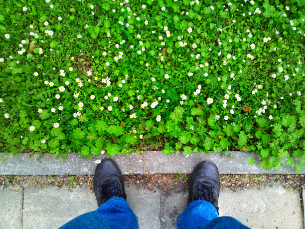 把脚放在路边。图片下载