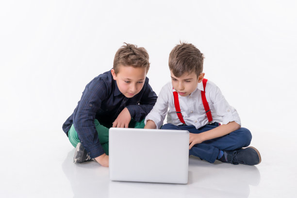 两个男孩的笔记本电脑在白色背景图片下载