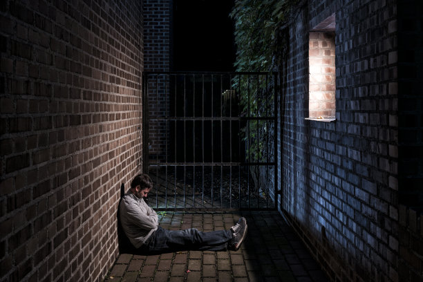 一个人晚上独自坐在窗外图片下载