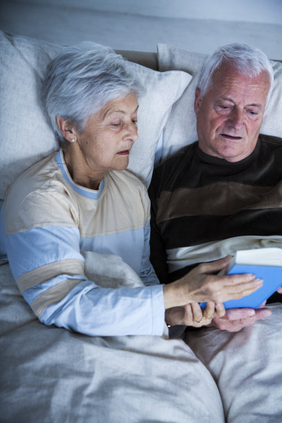 老年人在床上看书图片下载