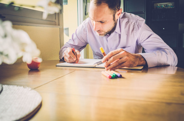 成人涂色书-年轻人在家里放松图片下载