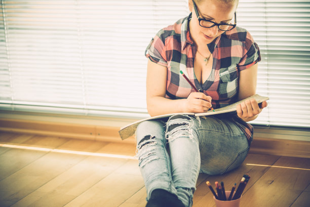 成人涂色书-金发女人放松在家里图片下载