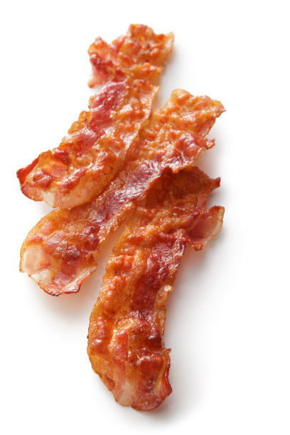 肉:白色背景上孤立的培根图片下载