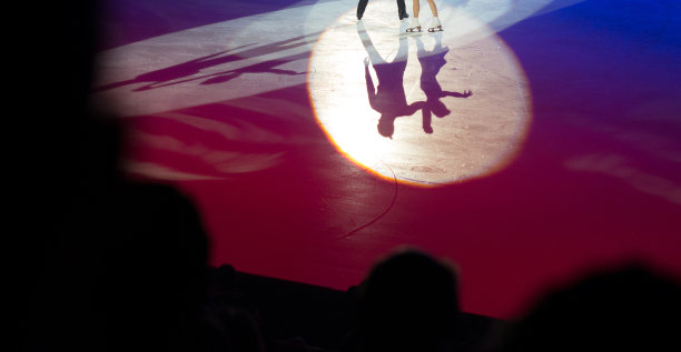 恋爱中的双人溜冰者的影子素材图片