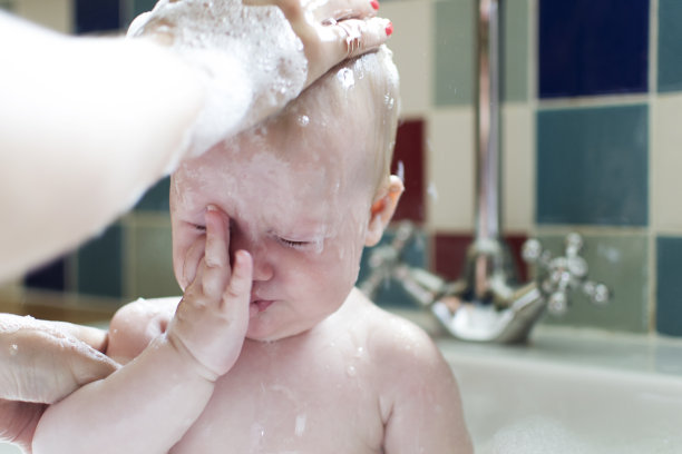 哦，妈妈，不要在眼睛里。素材图片